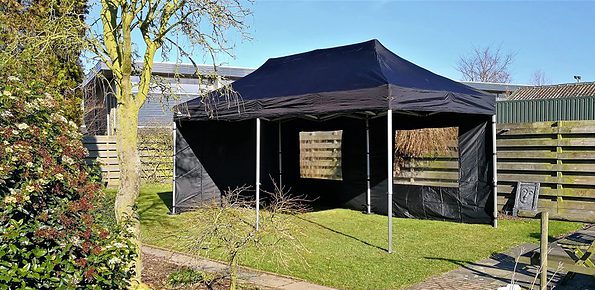 Partytent 6x4 meter huren voor grotere buitenopstelling met tafels en stoelen